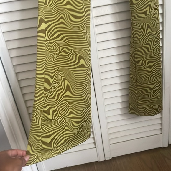 Romper psychedelic pattern stretchy material. Front cu out, cross back - Picture 3 of 4